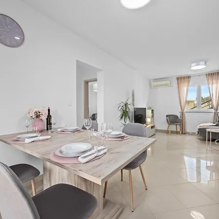 Apartment Dreams By The Sea